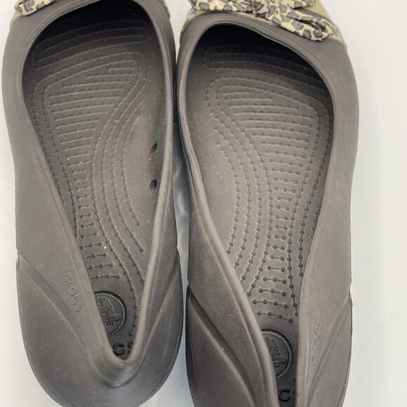 CROCS Cap Toe Bow Flat w/Bow Espresso Gold Relaxed Fit Women’s Size 9 - Picture 4 of 7